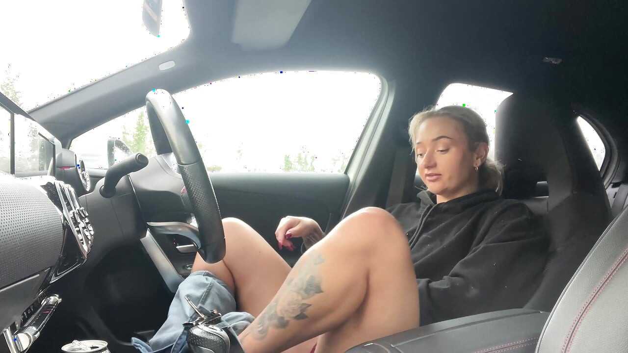 SophiaMayy frota públicamente el coño en el auto para entretener a los constructores locales - ¡casi atrapado!