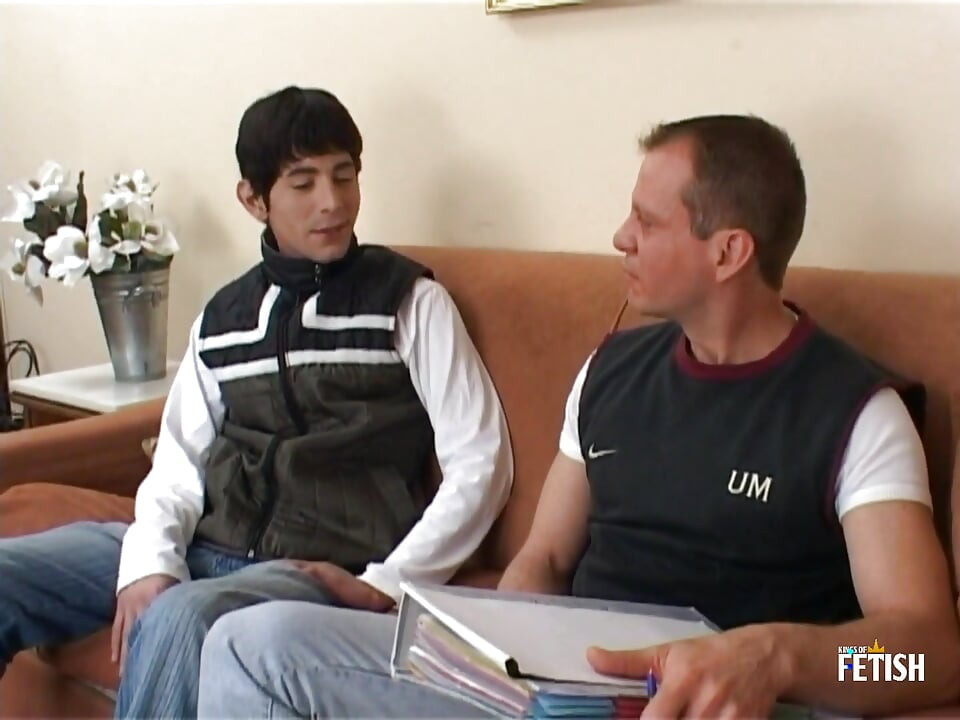 Jovem gay chupa pau grande do agente mais velho e é fodida em entrevista de emprego