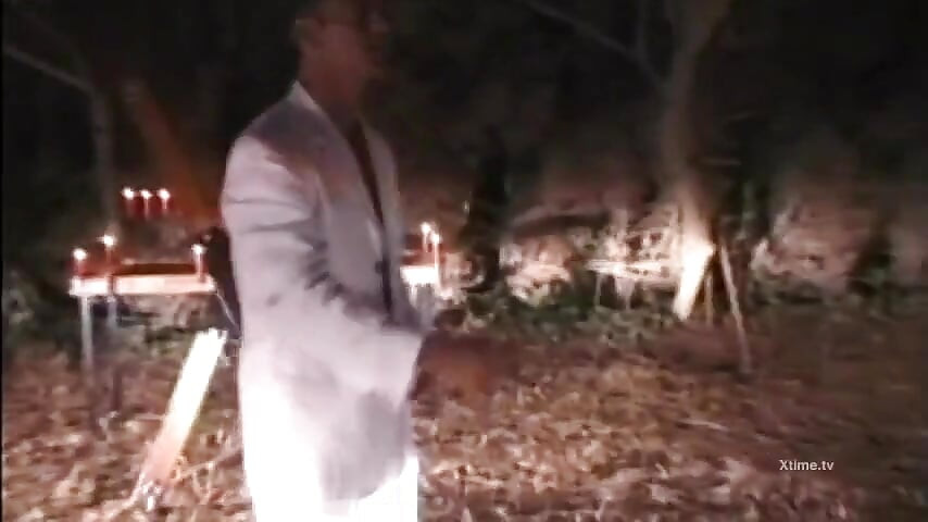一条热辣的金发荡妇的精液流