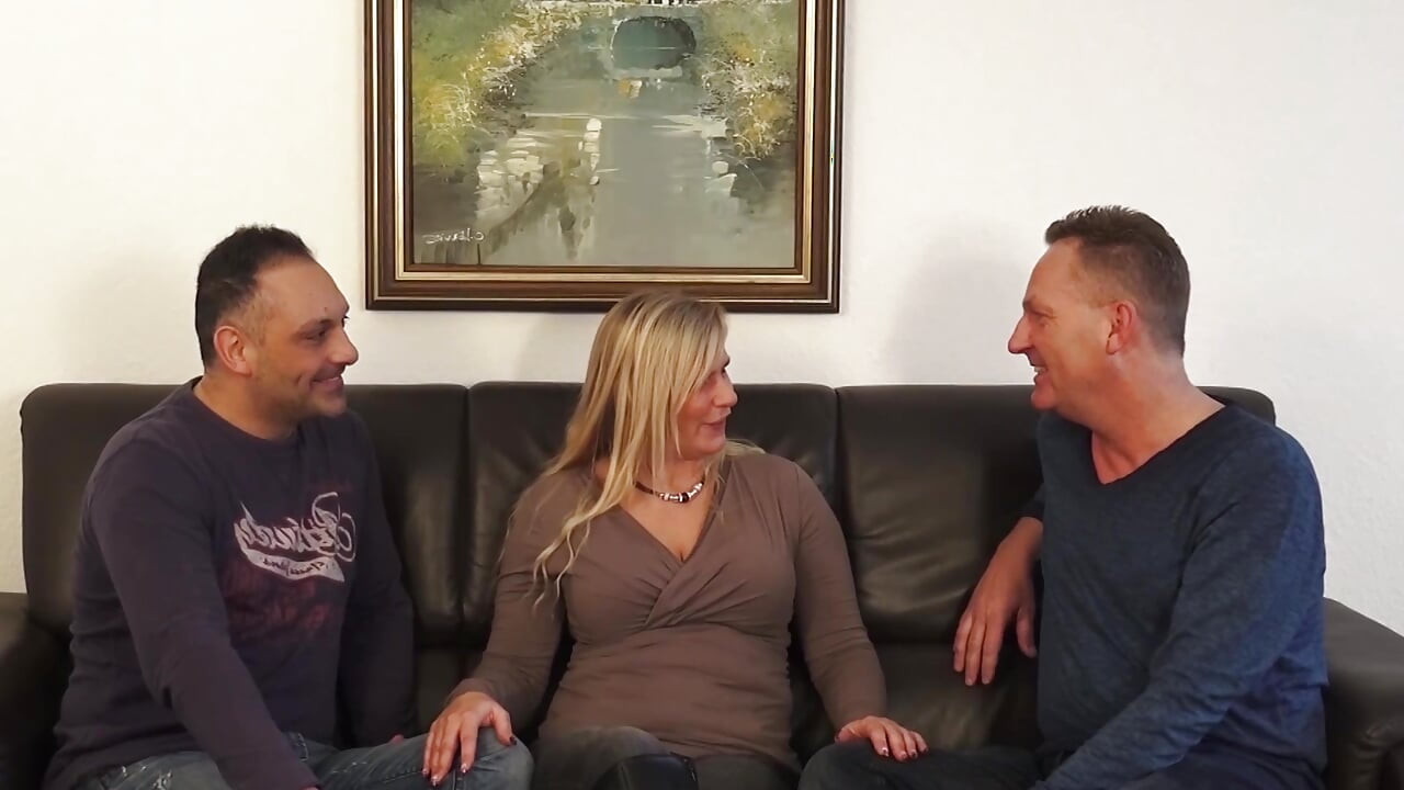Mogen blond MILF Dubbel tillsammans med hängda dubbar i vild trekant