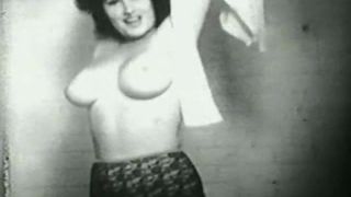 Vintage dziewczyna z dużymi piersiami dokucza przed kąpielą