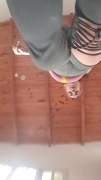 Espectacular momento de "fetiche de pies. PISADO Y HUMILLADO POR MICROPENES. HUMILLACIÓN FEMENINA"