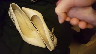 Leche para los zapatos de trabajo de la esposa