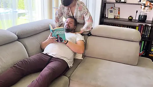 Amatör evli kadın kocası kitap okurken sürpriz bir sakso çekiyor