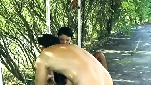 Seks threesome bareng dua pria rambut cokelat di luar ruangan