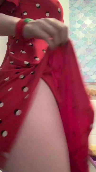 Cutie shows off her ass and tits