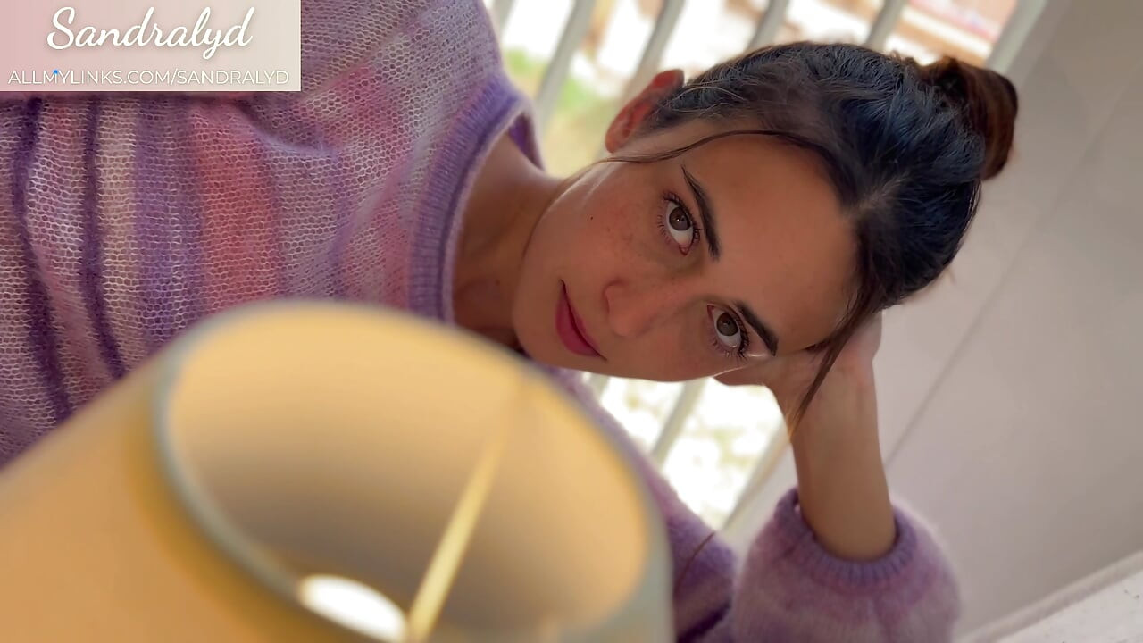 Apne bedroom men akeli spenish larki