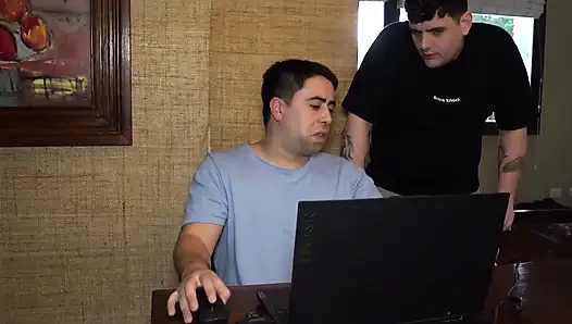 Мой друг пробурил киску моей жены, пока я работал... Рядом с ними!