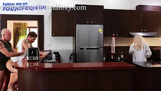 Hampir ketahuan kejutan anal creampie dengan putri tiri