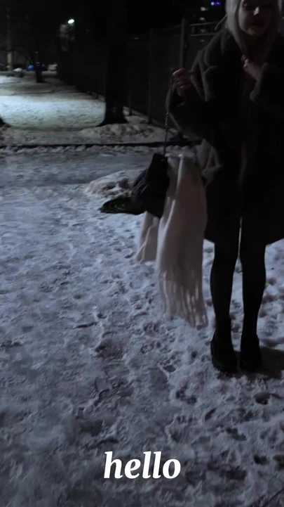 我遇到了一个真正的街头妓女，穿着毛皮外套操了她，并在漂亮的脸上完成了