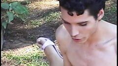 Budak muda dikepala, kemudian menghisap zakar keras Transanny dan mengongkek tranny latin blonde dalam pantat Brazilnya