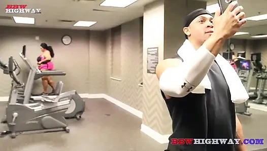 Cewek semok kulit hitam dientot habis-habisan sama kontol besar