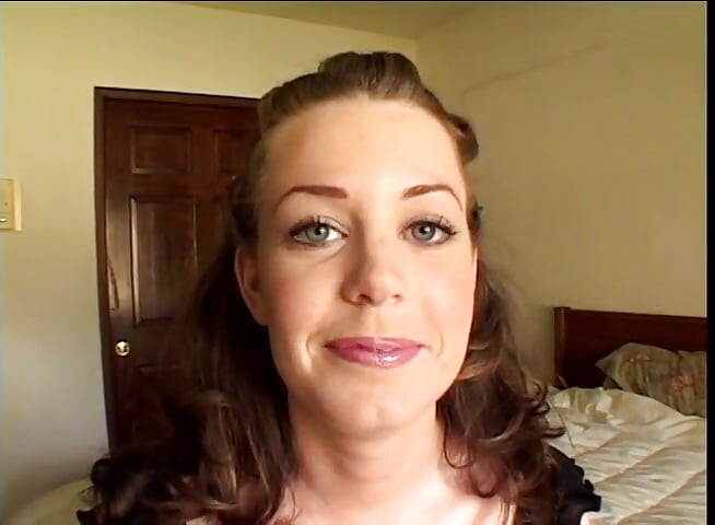 Slatka mlada kurva puši tvrdi kurac, svršava joj u usta i guta