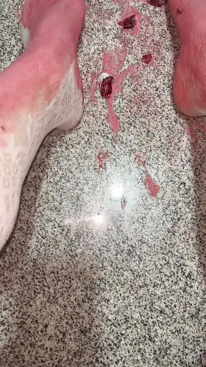 Spiel mit einer schlagsahne mit meinen beinen in weißen strümpfen