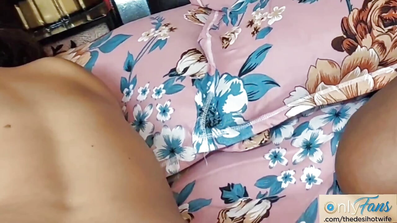 Dominující sexy manželka cítí malého ptáka slabošského manžílka
