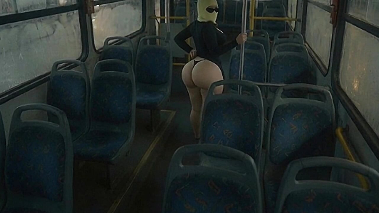 Gadis mungil dengan pantat bahenol lagi asik twerking pakai legging ketat di bus
