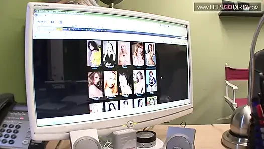 Azgın lezbolar parmakla parmaklıyor ve sonra uzun dildosunu amcıkların içine sokuyor