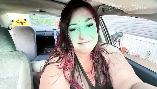Gassy BBW Auto Cranking Kämpft: Auto will nicht starten, flirty necken mit einem furzen