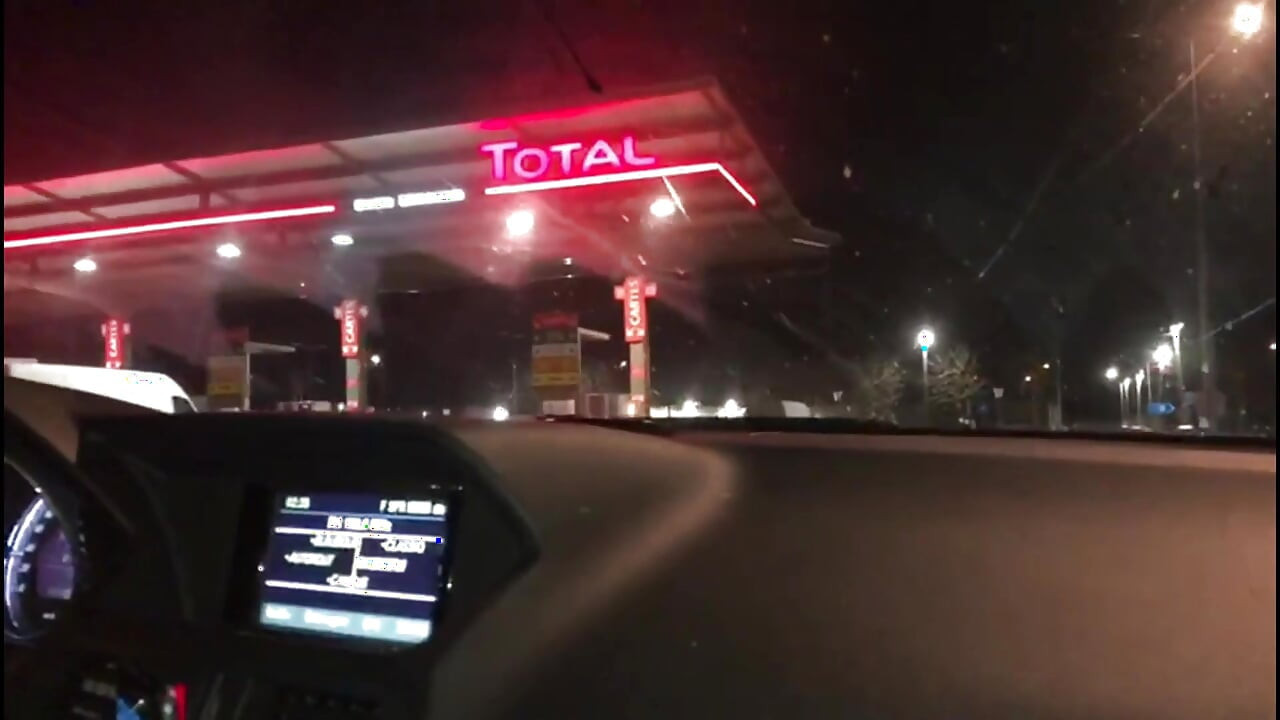 I love to piss outdoor