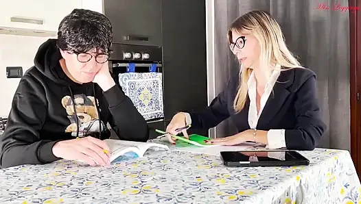 Üvey annenin üvey oğlunu çalışmaya ikna etmek için tabuları olmayan ahlaksız oyunu