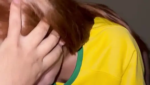 Genç adam penis emiyor ve zevkle çığlık atan sevgilisine biniyor