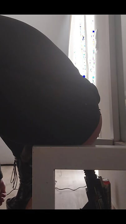 Analmoni picură din curul ei