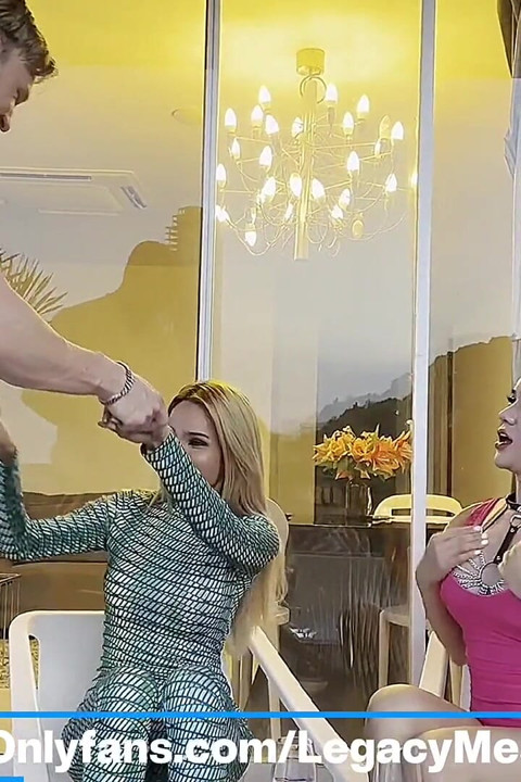 Trío de cogida sexy impresionante tetona polla follando al aire libre con un tipo con suerte