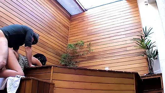 Saya si berambut cokelat yang sudah menikah tanpa sepengetahuan suaminya