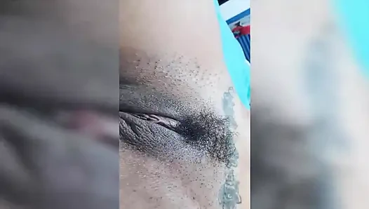 Rehberli El Işi: Nicoly Mattos zevkini emdiriyor ve parlayan poposunu sergiliyor!