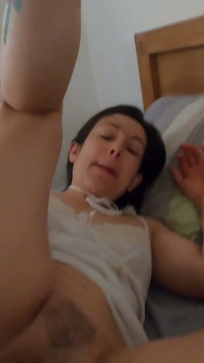 Zločesta kurva MILF s straponom za jebanje - Dazzlingfacegirl | Isječak 1