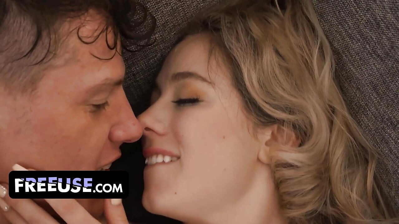 River Lynn dá a Rion King para ficar quieta enquanto seu pai anda por aí