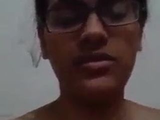 Fată sexy din Bangladesh se fute cu degetul