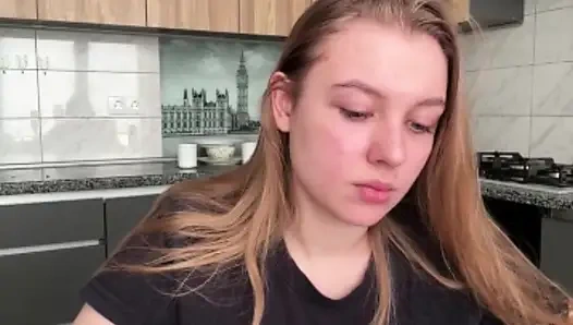 Jucielussie sabah mutfakta mastürbasyon yapıyor