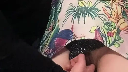 Странный извращеец трахнул пальцами милфу в метро