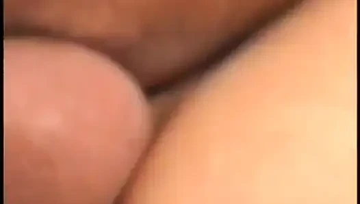 Çiçekli elbiseli güzel genç sürtük tüm deliklerini iki yarakla birden sikiyor