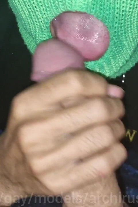 Milky Twink nådde sin 18 -årsdag, hoppade omedelbart på pappas kuk och fick het sperma på sin röv!