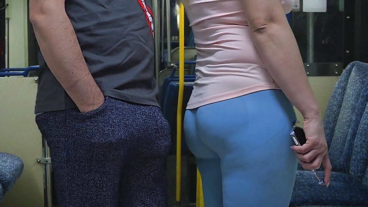 Casi visto por el conductor del autobús cuando una chica extraña me da una paja