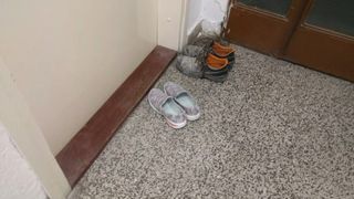 Sborra sulle scarpe di una ragazza sconosciuta nell'edificio, parte 1