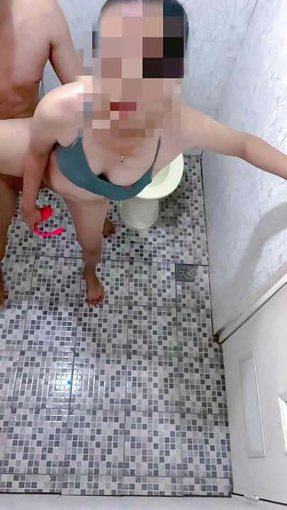 Viral footage of peeping a perverted couple in a campus toilet