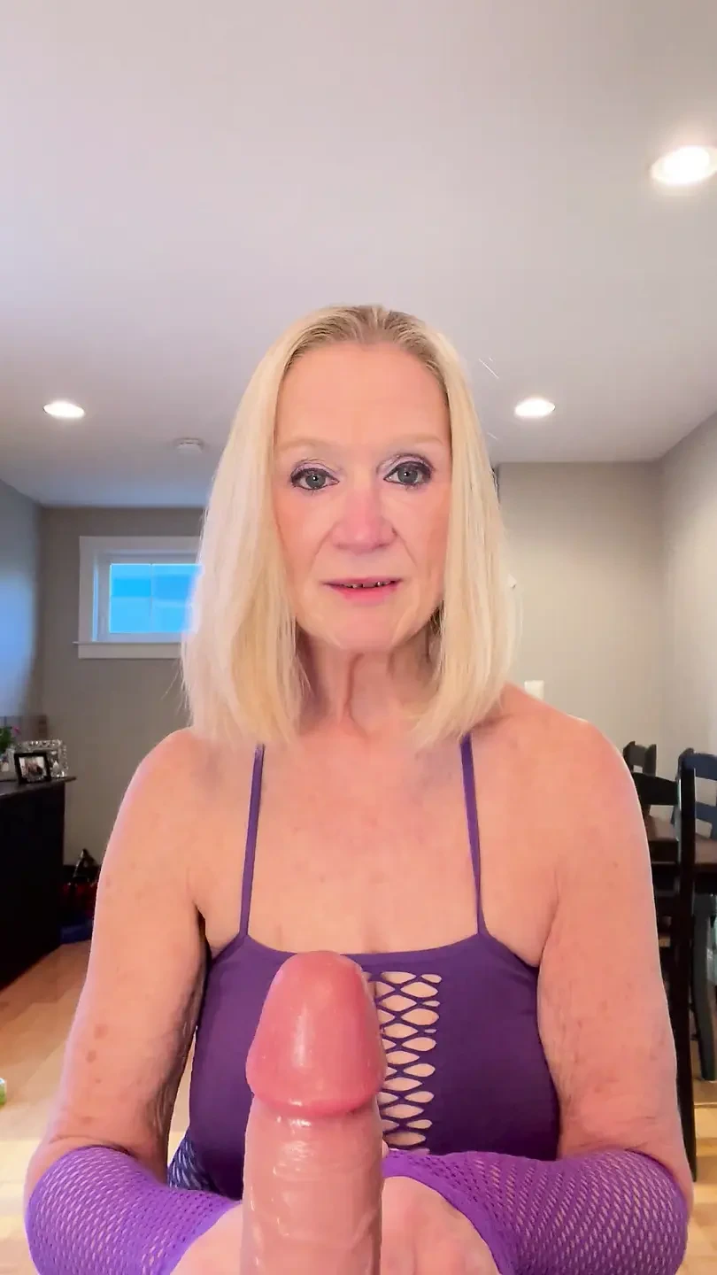 65岁的Danielle Dubonnet发现继子在打手枪