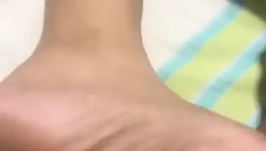 жена получает массаж