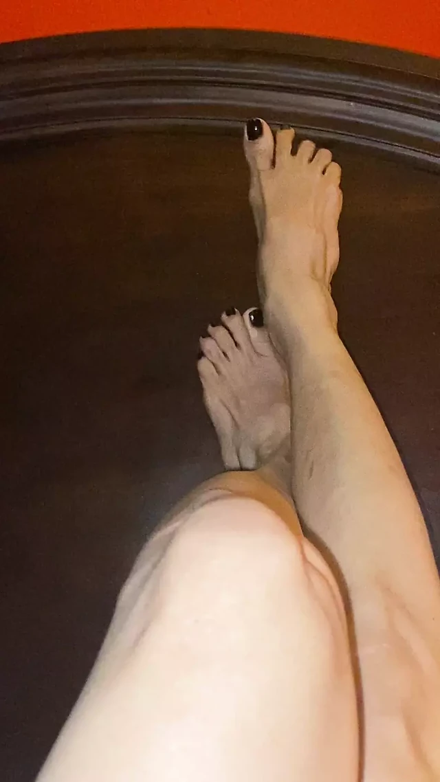 Really Sexy Legs with tiny feet with long toes