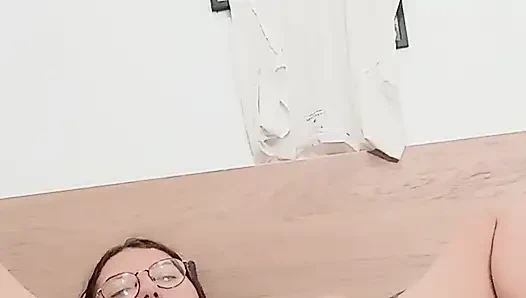 Свежебритая розовая киска развлекается с ее большим белым дилдо