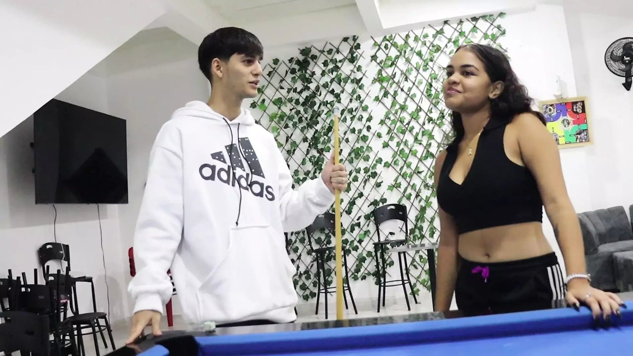 我的继妹想要学习打台球，我会教她交换性爱。