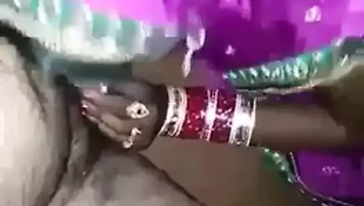 Une travestie gay indienne suce une bite en sari