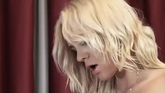 Büyük Memeli Doktor Baştan Çıkarma Ve Vahşi Yatak Odası Sikişi