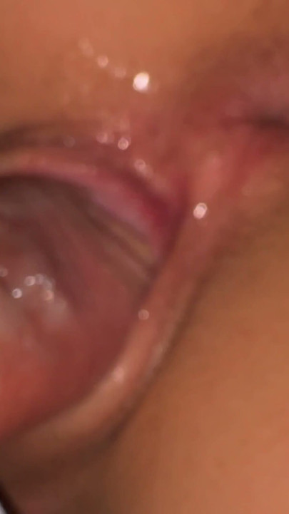 Une ado de 18 ans à la chatte parfaite chevauche ma première bite monstrueuse (ajoutez-moi des nus gratuits) | Clip 1