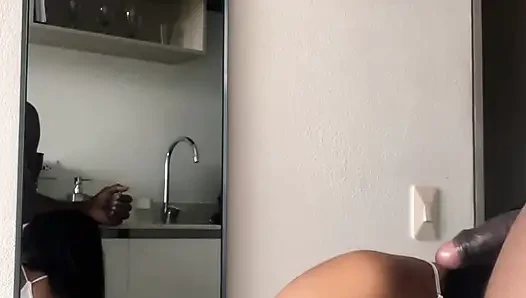 Cewek itu lagi berlutut untuk jilat semua kontolku dengan mulut mungilnya -pasangan amatir- nysdel