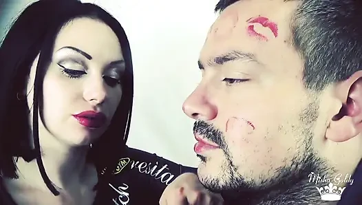 Поцелуи Alex с красной блестящей губной помадой, поцелуи на всем его лице!
