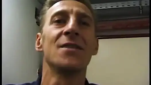 Блондинка-шлюшка сосет шлюшка в видео от первого лица